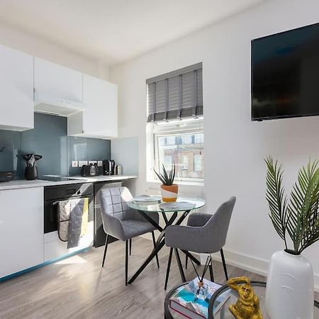 Studio Apt, 8 Min Walk From Tube 3 ロンドン エクステリア 写真