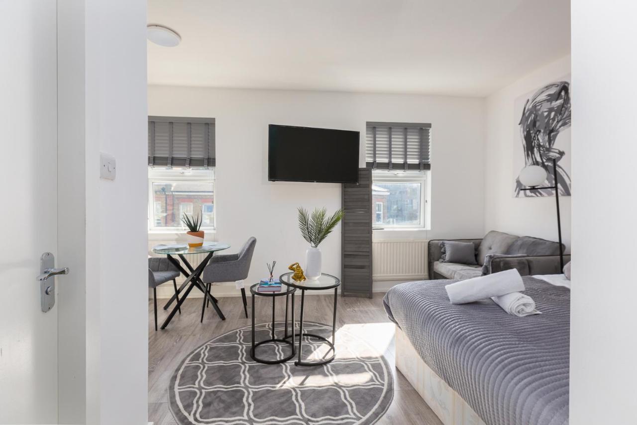 Studio Apt, 8 Min Walk From Tube 3 ロンドン エクステリア 写真