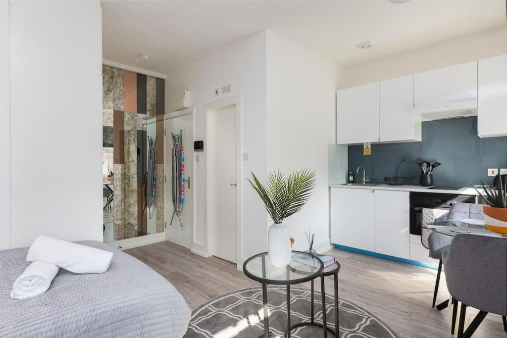 Studio Apt, 8 Min Walk From Tube 3 ロンドン エクステリア 写真