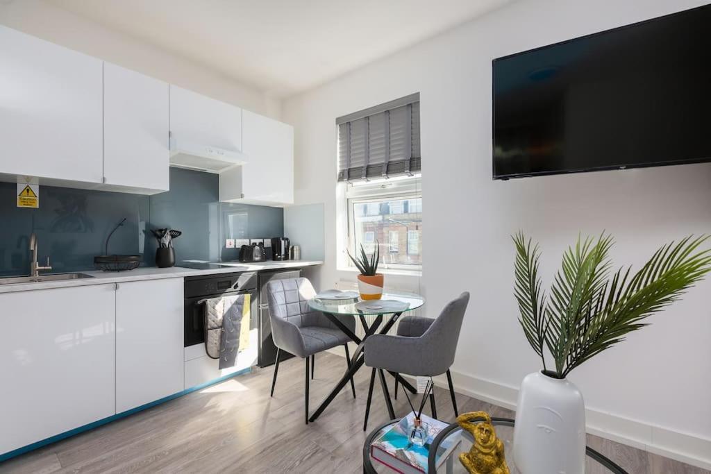 Studio Apt, 8 Min Walk From Tube 3 ロンドン エクステリア 写真